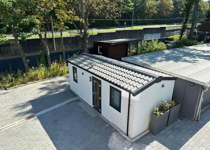 Tinyhouse/Chalet In Koeln City Vollmoebliert/Klima